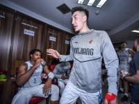 乐竟官方入口 -今晚埃因霍温更衣室发声：CBA常规赛节点到来，底气十足，团队化学反应显著(尤文图斯对决埃因霍温全场录像)