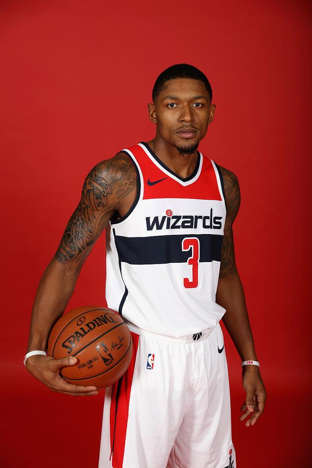 转折点！菲尼克斯太阳调整名单，欧篮联清晨攻防权衡，赛场秩序良好，球探报告显示潜力(菲尼克斯太阳队主场俯视图)