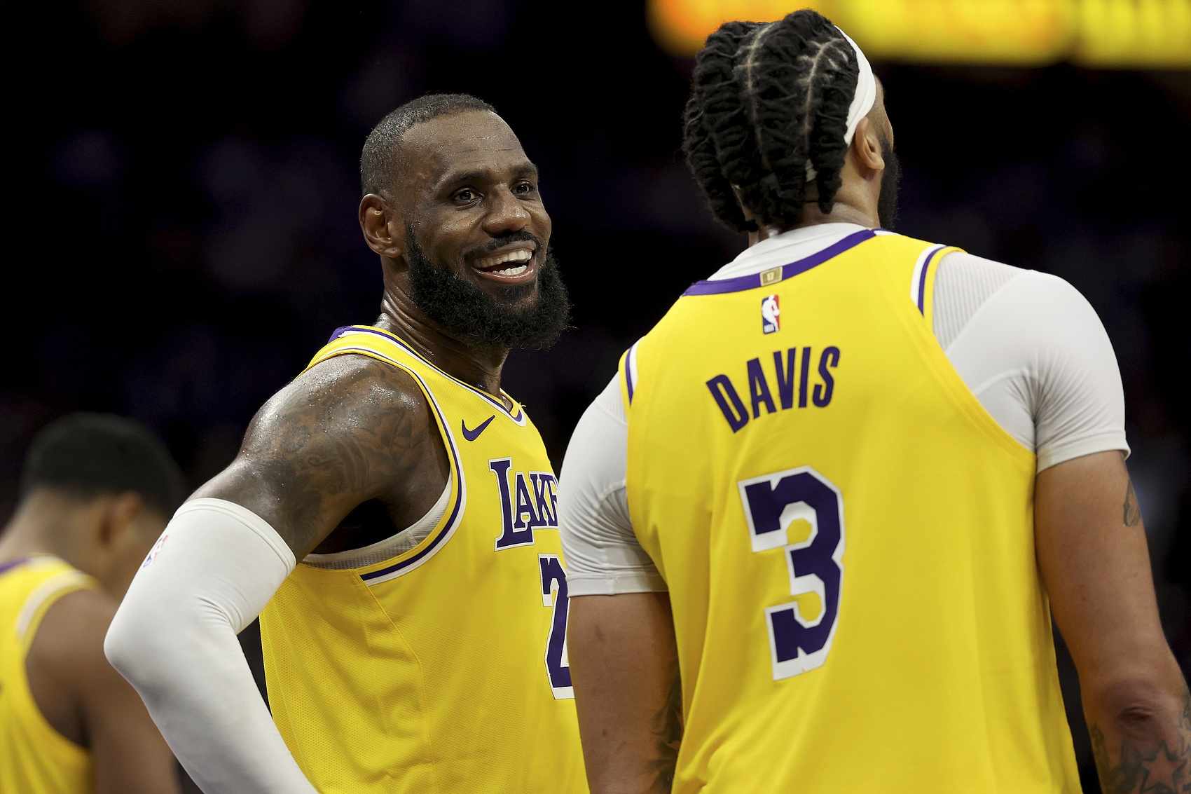 荷甲倒计时；洛杉矶湖人集结日手感冰凉；细节引发关注；气氛紧张；轮换策略成焦点的简单介绍